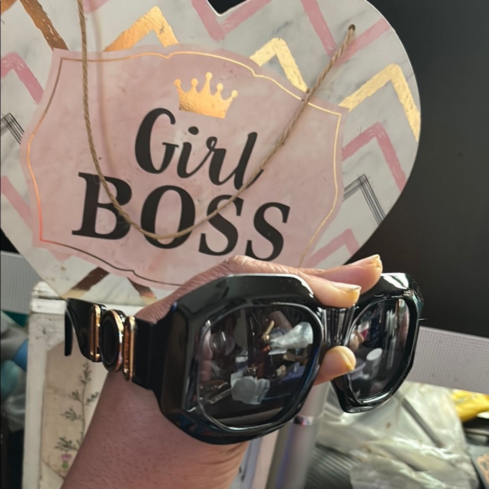 Chic Black Sunglasses